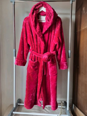 Plush bathrobe with hood like new, size M
