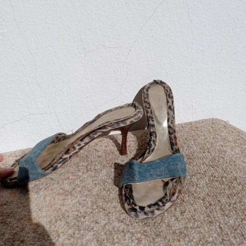 Denim mules used with leopard sole and low heel