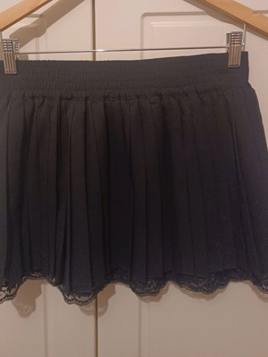 Φούστα μίνι Attrattivo Small μαύρη σαν καινούργια με δαντέλα