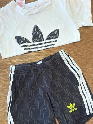 Παιδικό σετ Adidas σε άψογη κατάσταση