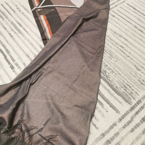 Scarf with gold thread like new