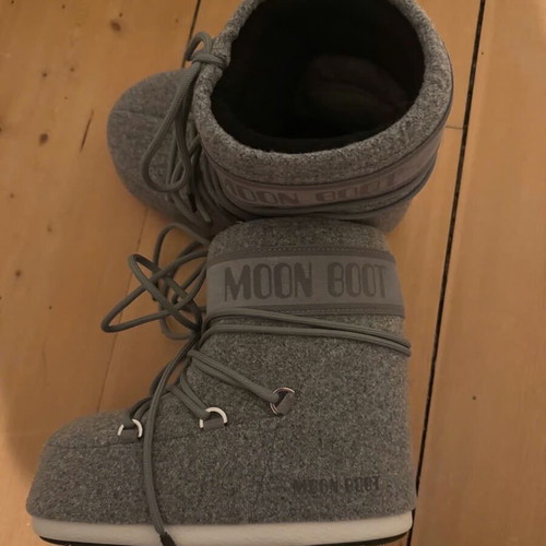 Moon Boot boots authentic in like new gray
