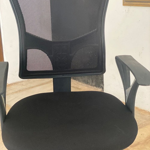 Office chair like new with minor height adjustment issue