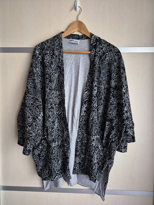 Zara ζακέτα σε στυλ kimono μεταχειρισμένη, μέγεθος M, μαύρη με λευκό floral