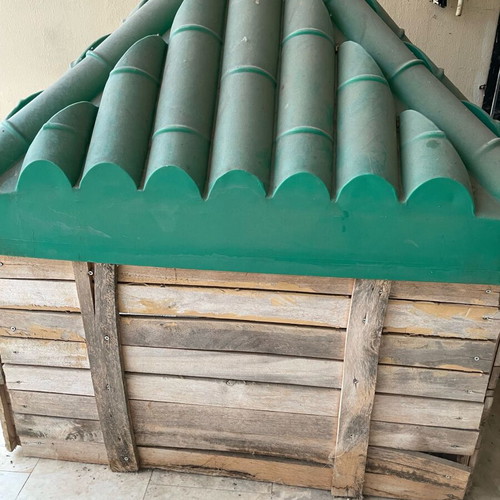 Wooden outdoor dog house used with plastic roof for medium or large dogs