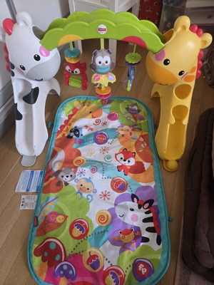 Baby gym like new with sounds and mat