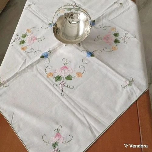 Vintage handmade embroidery set, like new, pack of 2