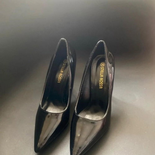 Patent leather pointed pumps like new, size 39, black