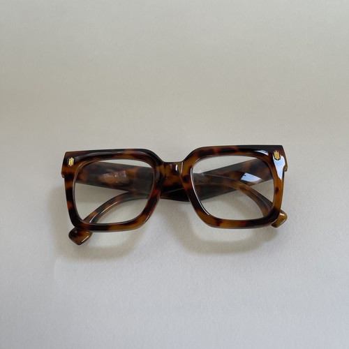 Oversized presbyopia glasses, brown cat-eye frame