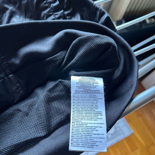 Nike waterproof and windproof black jacket large like new