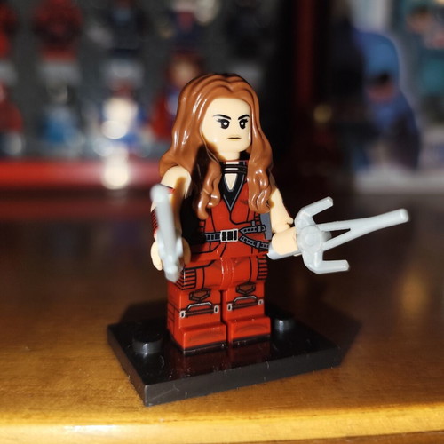 Elektra minifigure like new with silver twin sai and two expressions