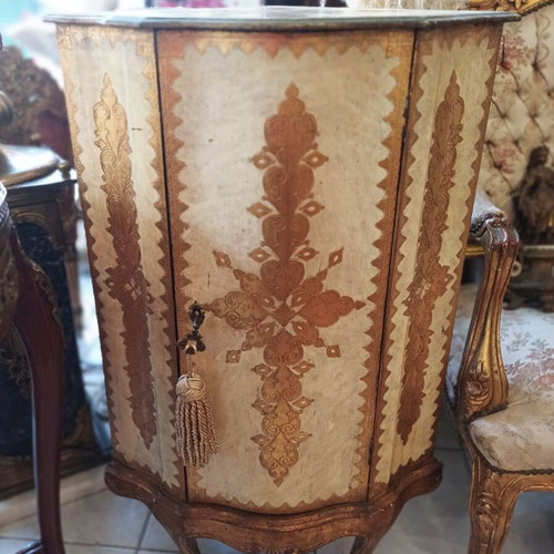 Classic corner cabinet with Florentine decorative motifs