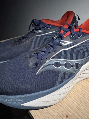 Saucony Triump 22 running shoes size 42.5 like new, blue