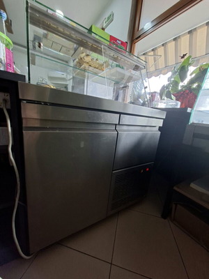 Display case used in good condition
