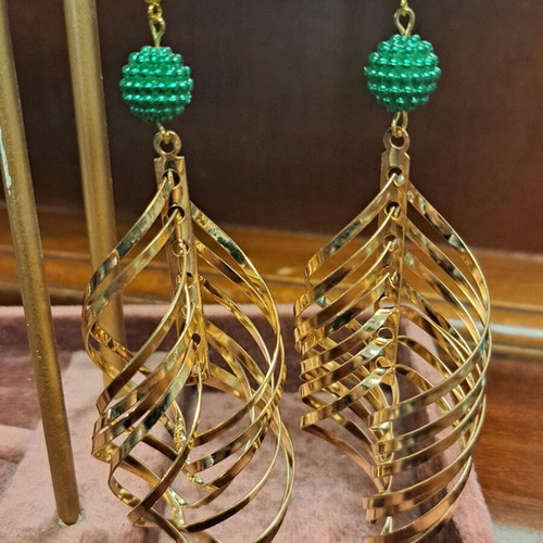Earring and bracelet set like new, gold color with green bead