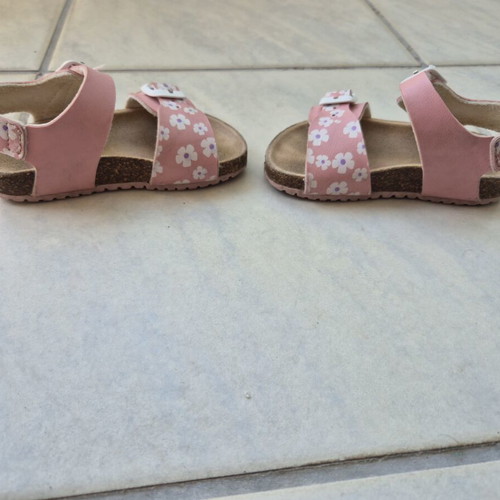 Garvalin sandals size 21 pink with white daisies like new