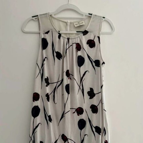 Sleeveless blouse with roses top like new