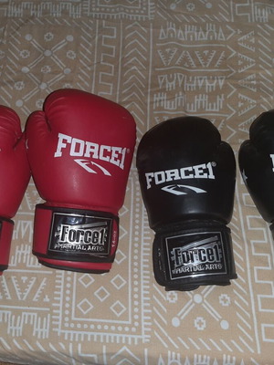 Force1 Kickboxing Gloves like new, black with knuckles