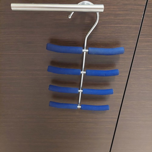 Metal tie hanger like new, blue