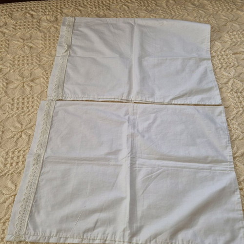 Bed sheet and 2 pillowcases white, like new, double bed size