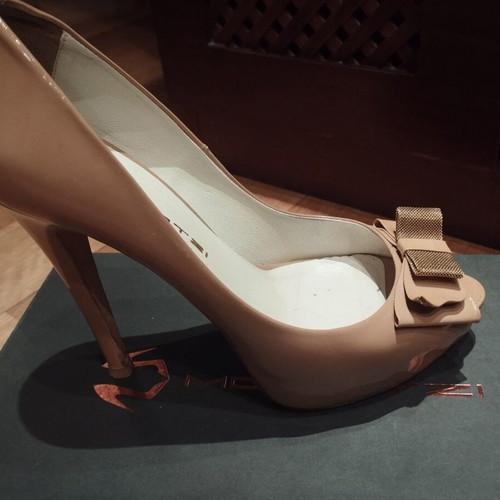 Mourtzi Peep Toe Patent Leather Pumps like new, beige with gold bow