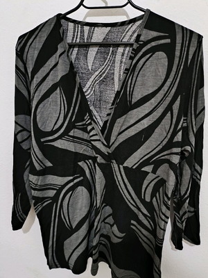 Set of 2 blouses used, one long-sleeve and one short-sleeve