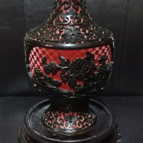 Chinese lacquer set with vase, 2 small jars and plate like new
