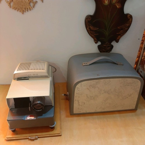 Braun Paximat N12 slide projector like new with case