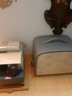 Braun Paximat N12 slide projector like new with case