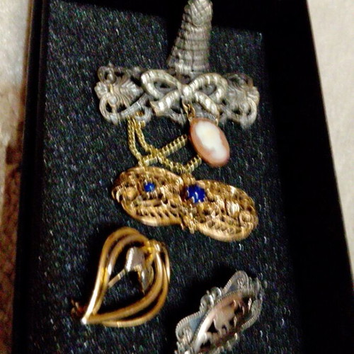 Antique pins used, gold and silver 900 and 925 set