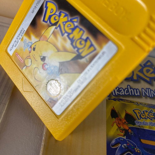 Pokemon Yellow Special Pikachu Edition Game Boy like new, first English print 00