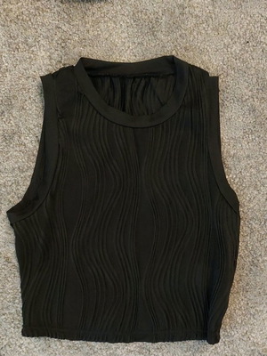 Crop top μαύρο με ανάγλυφο σχέδιο μεταχειρισμένο, μέγεθος XS