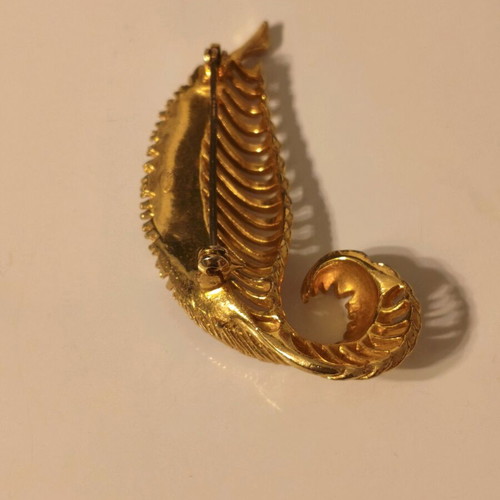 Vintage Sphinx brooch 1960 like new, gold tone with pearl