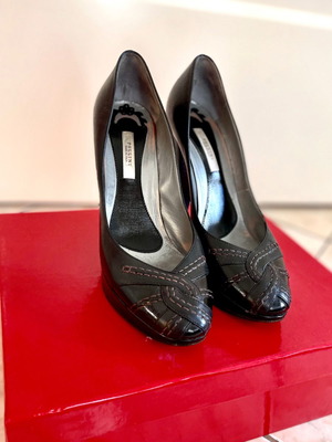 Pollini black leather heels used, size 38