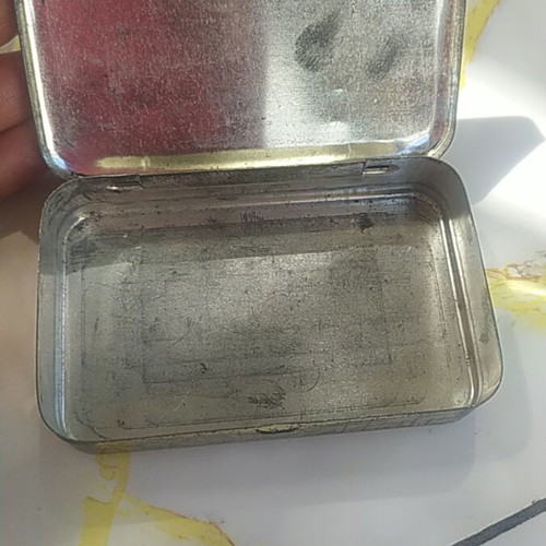 Meggezones vintage tin box for pastilles