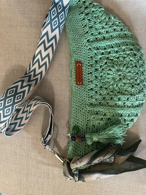 Χειροποίητη πλεκτή τσάντα ώμου χιαστί σε απόχρωση μέντας κατόπιν παραγγελίας