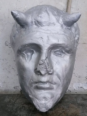 Plaster mask with horns silver color 25 cm