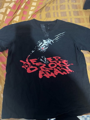 Vlone tshirt like new, size M, black and red