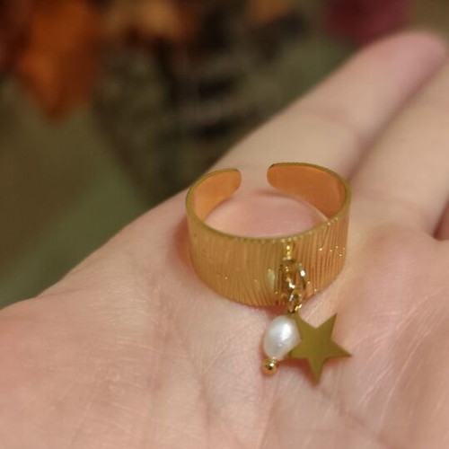 Gold-colored stainless steel ring new with star and pearl detail