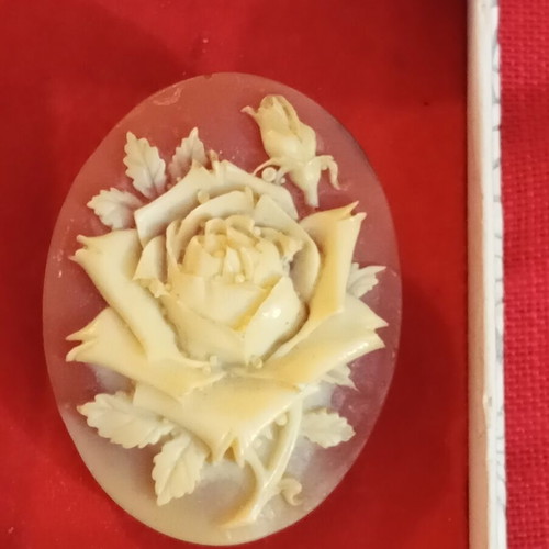 Cameo pin vintage from Italy, used, hand-carved
