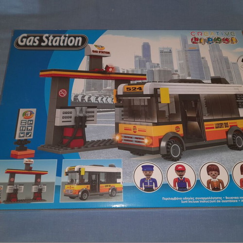 Gas Station building set with 324 blocks and 4 figures, new