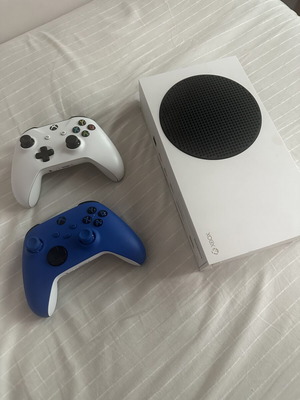 Xbox Series S 500GB κονσόλα μεταχειρισμένη με 2 χειριστήρια και φορτιστή