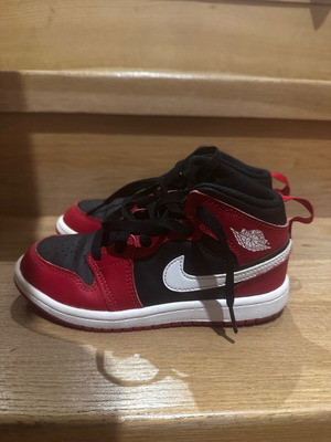 Air Jordan 1 Mid Μαύρα Κόκκινα Λευκά Παιδικά Παπούτσια 31 EU σαν καινούργια