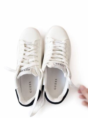 Guess sneakers γυναικεία ελαφρώς μεταχειρισμένα, νούμερο 37, λευκά με μαύρες λεπτομέρειες