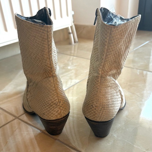 Women’s cowboy style leather boots snake pattern size 39 like new