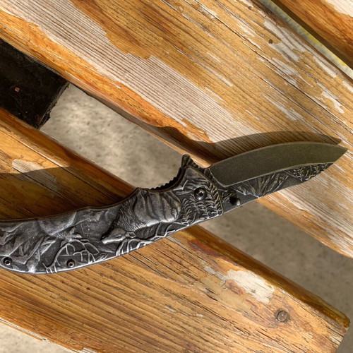 Folding knife with animal design used with blade lock