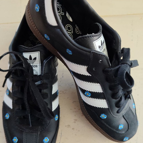 Adidas Samba OG αθλητικά σαν καινούργια, μαύρα με μπλε κεντητά λουλούδια νούμερο 40