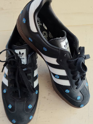 Adidas Samba OG αθλητικά σαν καινούργια, μαύρα με μπλε κεντητά λουλούδια νούμερο 40