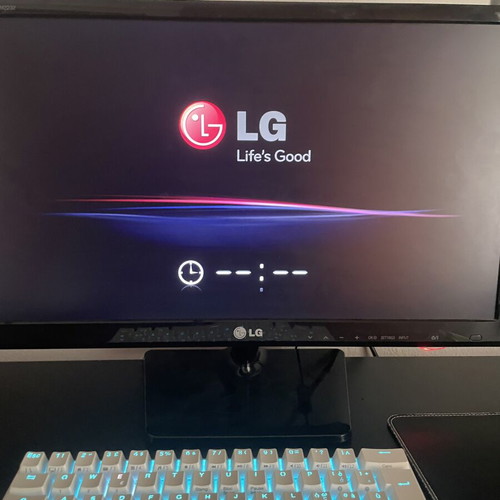 LG M2232D-PZ LED Monitor 21’ like new