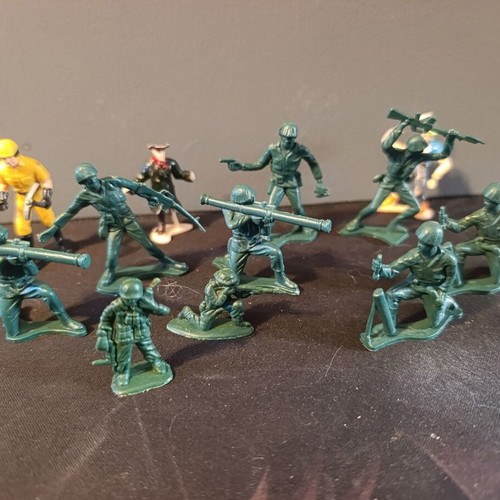 Vintage plastic army men and figures set of 13 pieces, like new
